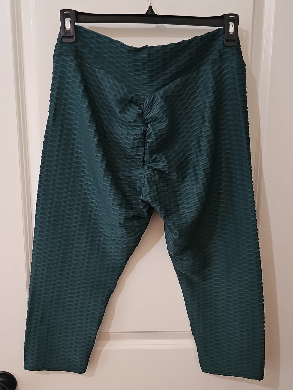 Hunter Green Textured High-Waist 3/4 Leggings with Butt Scrunch Detail